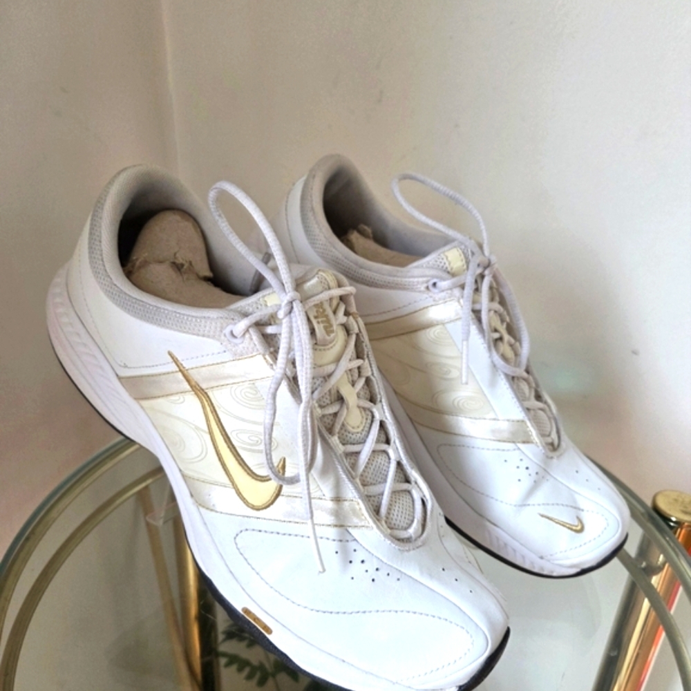 NIKE Steady V White Leather and Gold Sneakers Athletic Shoes Womens 8.5 EUC